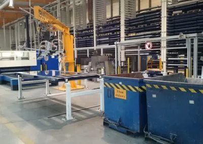 Hala produkcyjna z wycinarkami laserowymi i pojemnikami na odpady