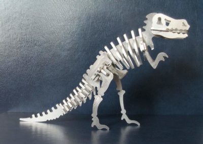 dinozaur z metalu w LASART wycinanie laserowe, cięcie laserem i wodą, gięcie blach, spawanie, malowanie